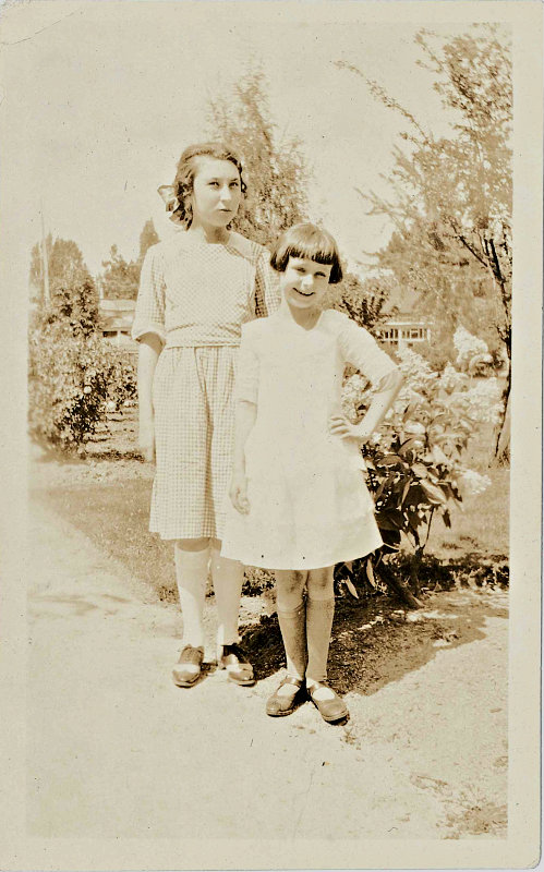 1922 sepia photo of girls who look like Beezus and Ramona